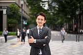 東京のビジネスマンの屋外イメージ