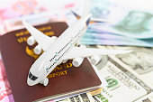 spielflugzeug-ist-auf-einen-reisepass-china-yuan-und-ein-dollar-banknote.jpg?b=1&s=170x170&k=20&c=VD7Yir31okpnFw8Fjb78EPWCs1hmTtZ6LjfRiFnSK04=