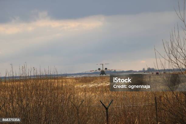 Frachtflugzeug Auf Dem Flughafen In Das Feld Bereitet Sich Auf Take Off Mit Laufenden Triebwerken Stockfoto und mehr Bilder von Aerodynamisch