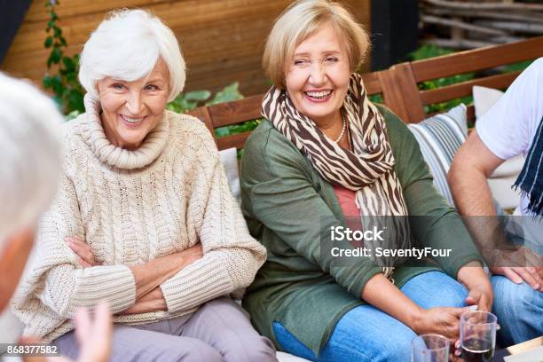 Photo libre de droit de Passer Le Weekend Avec Des Amis Hauts banque d'images et plus d'images libres de droit de Troisième âge - Troisième âge, Groupe de personnes, Femmes seniors