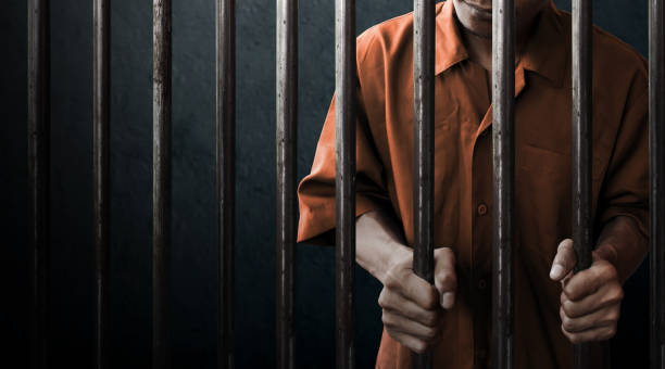 человек в тюрьме - crime and punishment стоковые фото и изображения