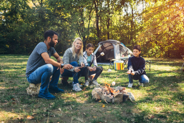 familia campamento juntos - camping family vacations eating fotografías e imágenes de stock