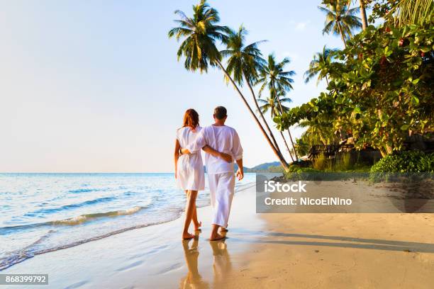 Pareja Romántica Caminando Juntos En La Playa Tropical Soleado Verano Luna De Miel Foto de stock y más banco de imágenes de Playa