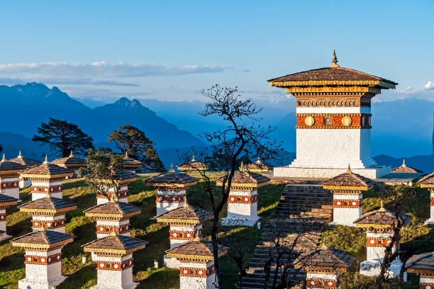 pôr do sol em dochula pass com himalaia no fundo - butão - bhutan - fotografias e filmes do acervo