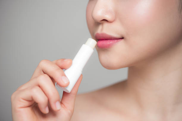 Asian woman applying hygienic lip balm over grey background espaccount managementcontributor comunidad gettyimages | espesp ¿necesita ayuda? estudio de maki overviewesp usuario infoperformancesubmission lote: istock imagen creativa × × subir archivos región + clic o arrastrar y colocar archivos aquí para cargar directamente de tu devi