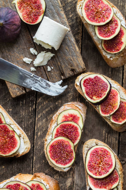istock Sandwich with figs and goat cheese 868412206