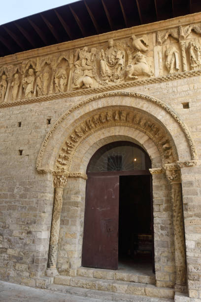 detalle del pórtico de santiago iglesia, carrión de los condes, provincia de palencia, españa - palencia province fotografías e imágenes de stock