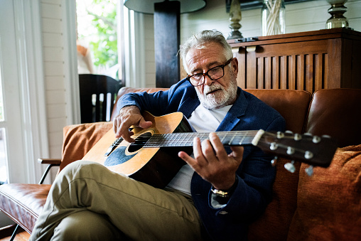 Un anciano es tocar la guitarra photo