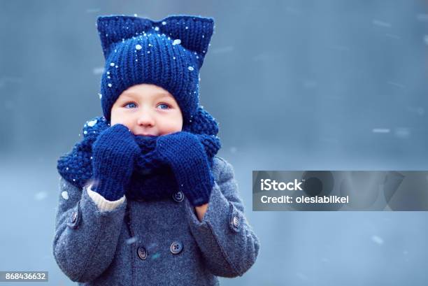 Bambino Carino Bambino In Abiti Invernali A Piedi Sotto La Neve - Fotografie stock e altre immagini di Bambino