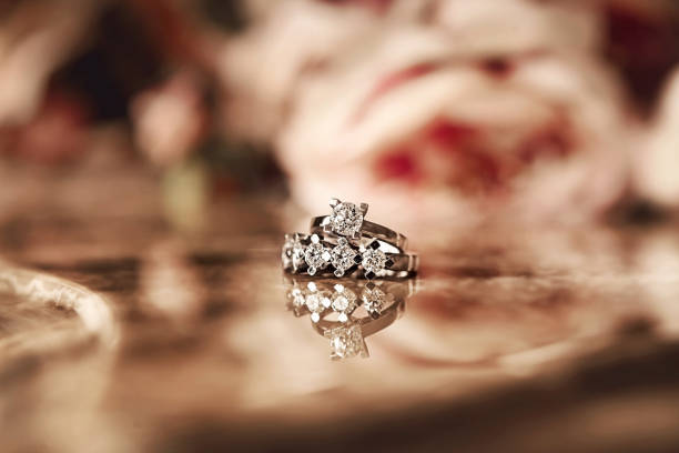 diamond ring on flower background - ring diamond jewelry wedding imagens e fotografias de stock