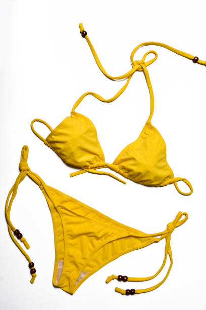 gelber bikini - bikini stock-fotos und bilder