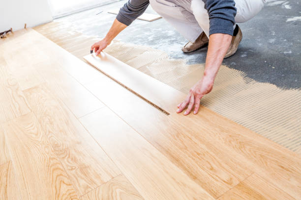 istock Man installing floors in new house 868446368