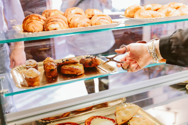 croissants de servir - delicatessen small business cafeteria bar counter fotografías e imágenes de stock