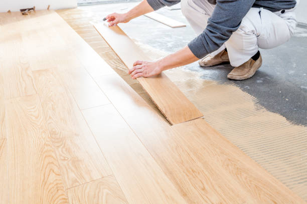istock Man installing floors in new house 868446848