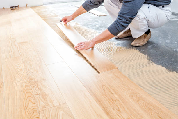 istock Man installing floors in new house 868447322