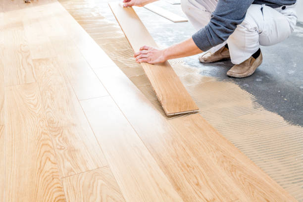 istock Man installing floors in new house 868447362