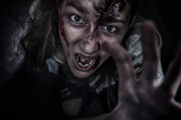 zombie mujer, fondo de terror para halloween concepto y libro cubre. copia espacio. - blood human hand women murder fotografías e imágenes de stock