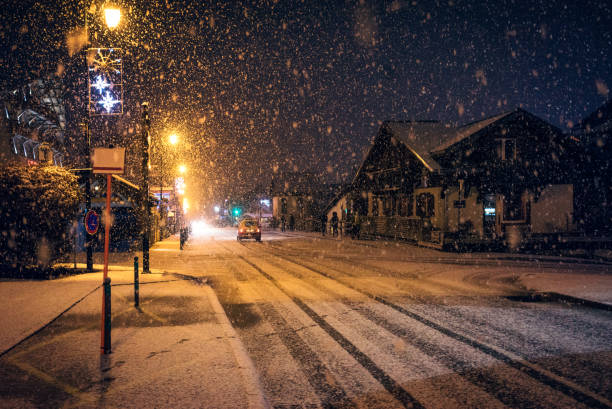 сильный снегопад во французском альпийском городе морзин - ski resort winter snow blizzard сто�ковые фото и изображения