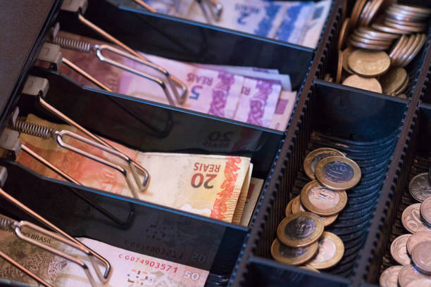 istock Brazilian money notes and coins inside the electronic cash register 868451492