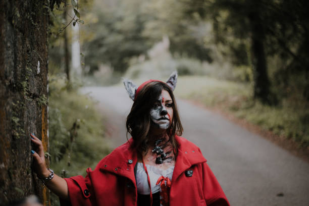Ved daggry Fremmedgørelse Plantation Little Red Riding Hood And Wolf Costume Stock Photo - Download Image Now -  Adult, Adults Only, Art - iStock