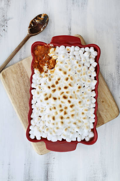 sladký bramborový kastrol s marshmallows - díkůvzdání fotky - stock snímky, obrázky a fotky