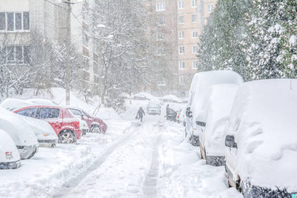 calle cubierta de nieve / nevada - ventisca fotografías e imágenes de stock