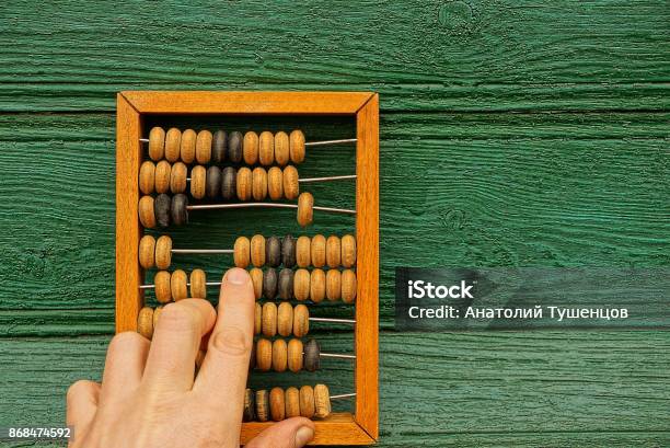 Vecchie Banconote Di Legno E Una Mano Con Un Dito - Fotografie stock e altre immagini di Abaco - Abaco, Calcolatrice, Economia