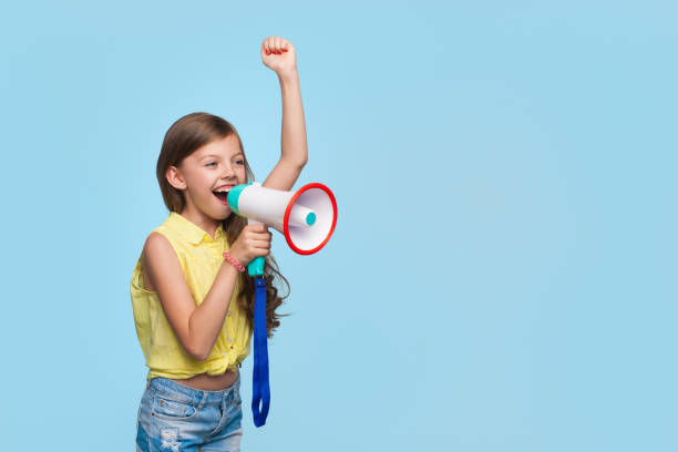 メガホンと話す陽気な少女 - marketing megaphone child using voice ストックフォトと画像