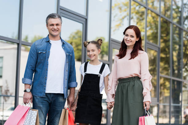 istock family with shooping bags 868487024