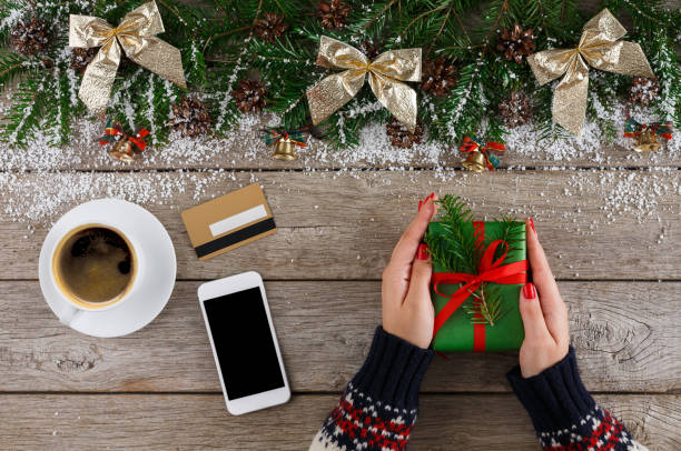 istock Getting online delivery of christmas gift 868487152