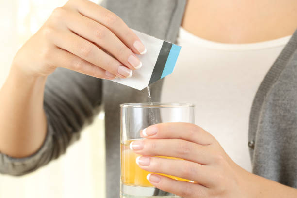 mujer preparando un medicamento mucolítico bolsa - acetylcholine fotografías e imágenes de stock