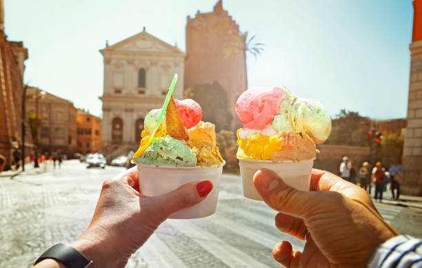 paar mit schönen hellen süß italienisches eis mit verschiedenen geschmacksrichtungen in den händen - gelato stock-fotos und bilder