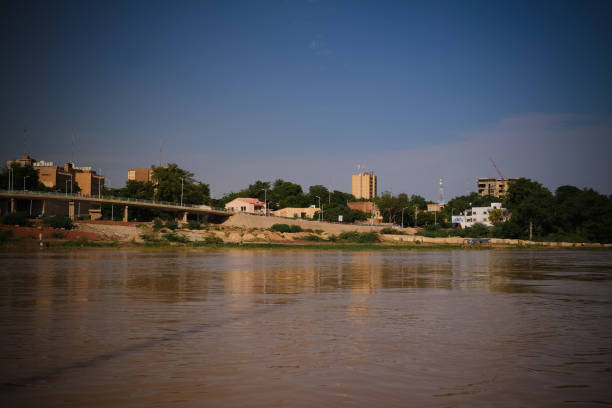 vista sul fiume niger e sulla città di niamey niamey niger - niger delta foto e immagini stock