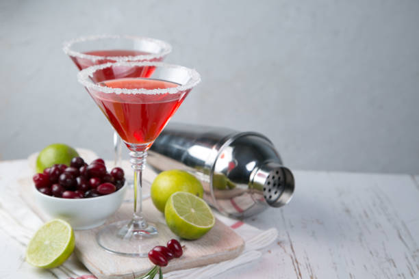 cranberry and lime martini - cosmopolitan imagens e fotografias de stock