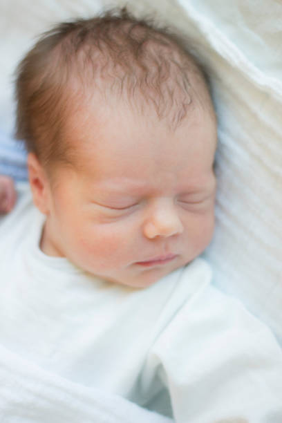cochilando bebê recém-nascido - baby boys clothing hospital simplicity - fotografias e filmes do acervo