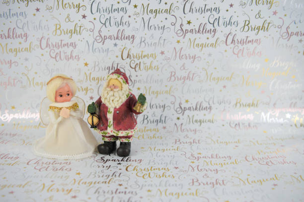 古いヴィンテージ手のクリスマス写真イメージ作った白い妖精人形ツリー トッパーと光沢のあるクリスマス サンタ クロース [背景に用紙を折り返し - tidings ストックフォトと画像