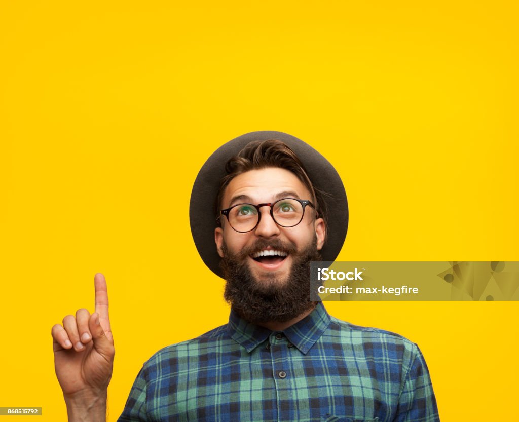 Homem de conteúdo apontando para cima em laranja - Foto de stock de Olhar para Cima royalty-free