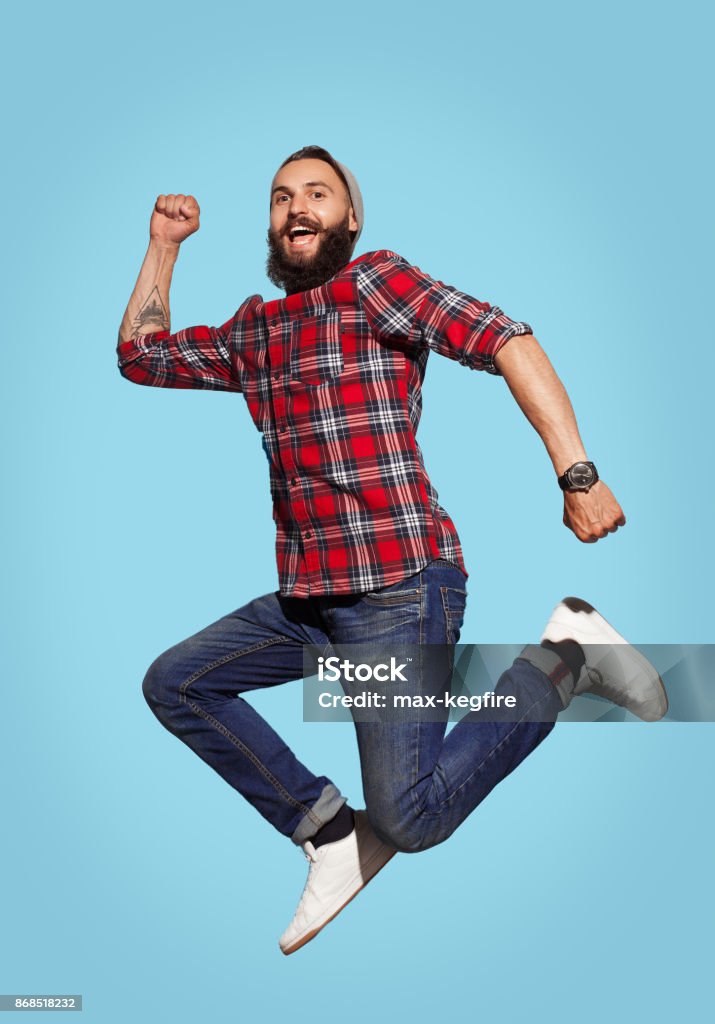 Gai homme barbu sauter - Photo de Hommes libre de droits