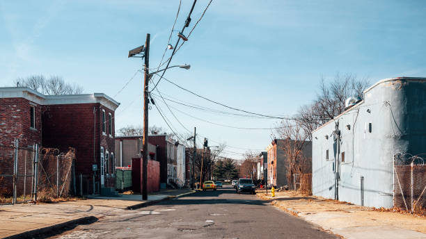 calles del centro de la ciudad - camden, nj - poverty fotografías e imágenes de stock