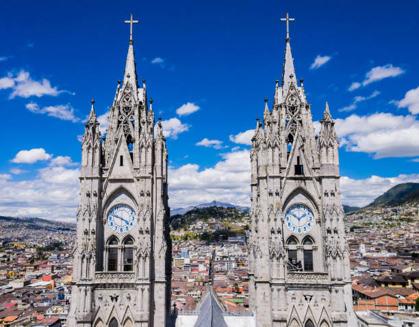 башня с двумя часами, базилика-дель-вото насьональ, кито, эквадор - latin american and hispanic ethnicity church catholicism mission стоковые фото и изображения