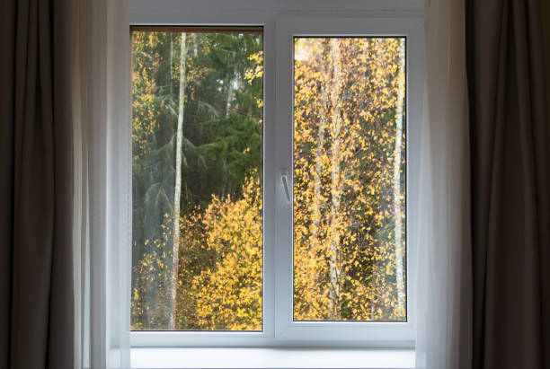 土台と秋の風景、秋の日のウィンドウ インテリア ホワイト ウィンドウ - wood window ストックフォトと画像