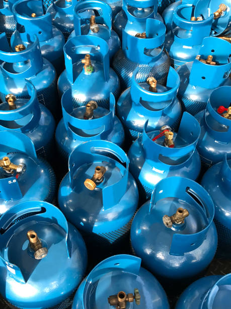 blue lpg tank under sun light - botija de gas imagens e fotografias de stock
