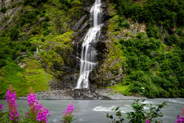 cascada larga exposición de birdal velo cae en alaska united st - girdwood fotografías e imágenes de stock