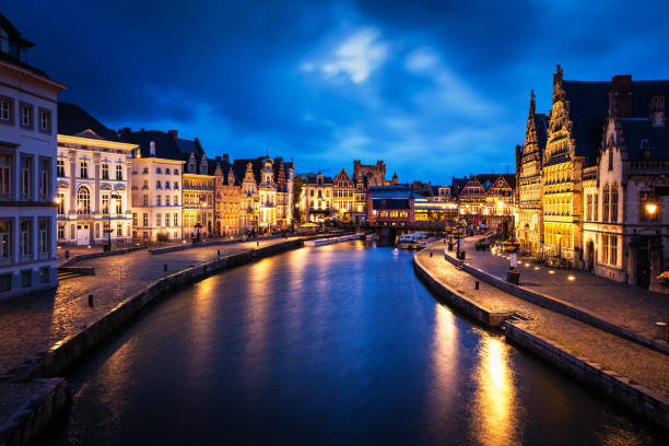 via graslei e canale la sera. gand - ghent foto e immagini stock