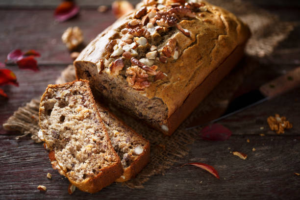 banana bread with nuts - fruitcake cake fruit dessert imagens e fotografias de stock