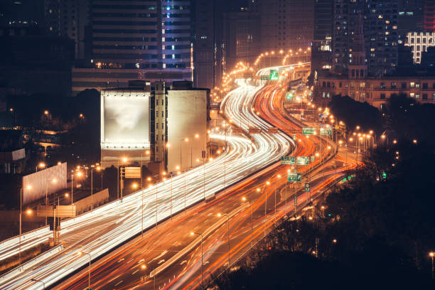 夜上海道路の光跡 - light trail shanghai city street city ストックフォトと画像