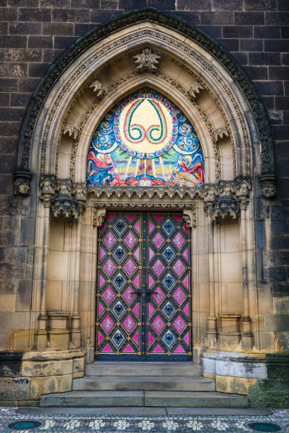 drzwi bazyliki świętego piotra i pawła w pradze, czechy - st pauls church zdjęcia i obrazy z banku zdjęć