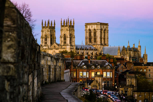 la cattedrale di york nel regno unito, presa la sera dalle mura della città. - cattedrale di york foto e immagini stock