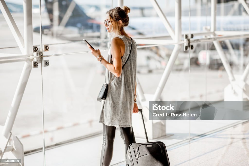 Frau am Flughafen - Lizenzfrei Flughafen Stock-Foto