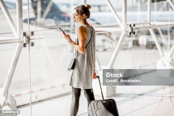 Mujer En El Aeropuerto Foto de stock y más banco de imágenes de Aeropuerto - Aeropuerto, Mujeres, Avión